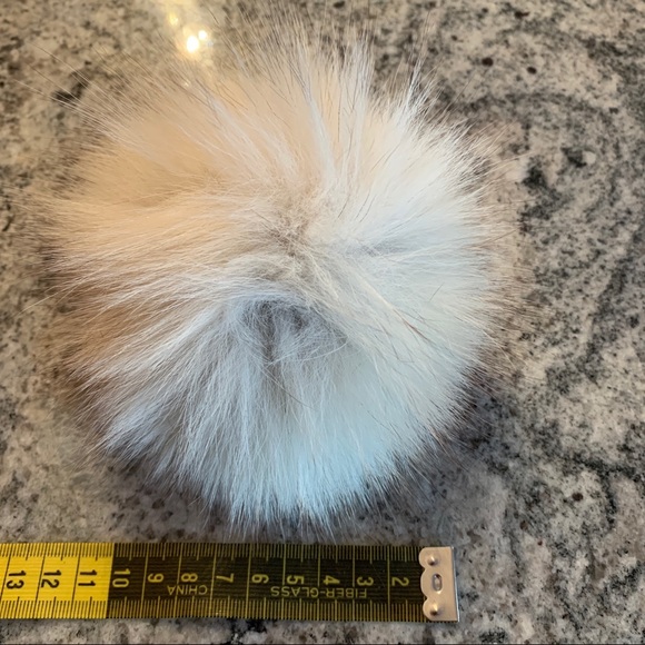 Recycled fur PomPom from Harricana - Picture 3 of 3